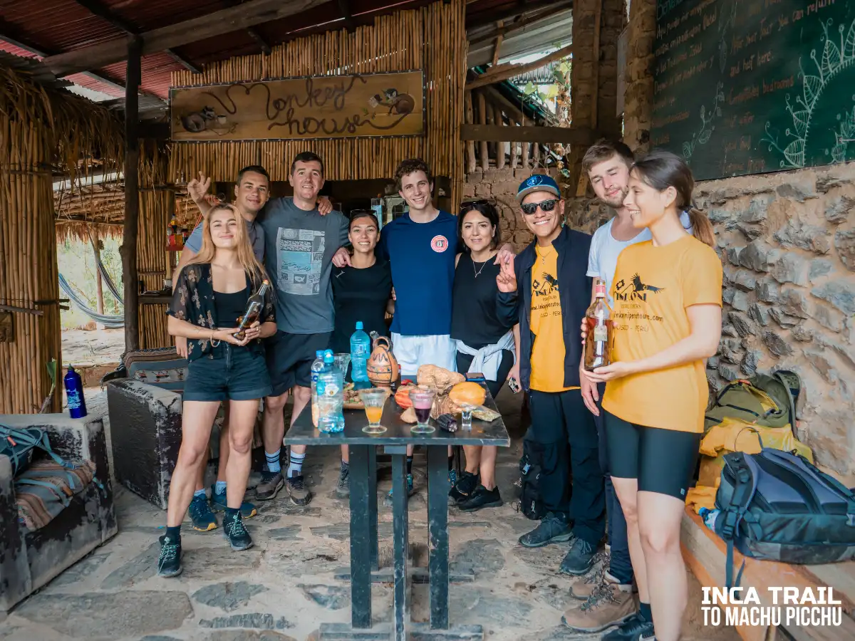 Tourists resting on the Inca Jungle route│Turistas descansando en la ruta del Inca Jungle.
