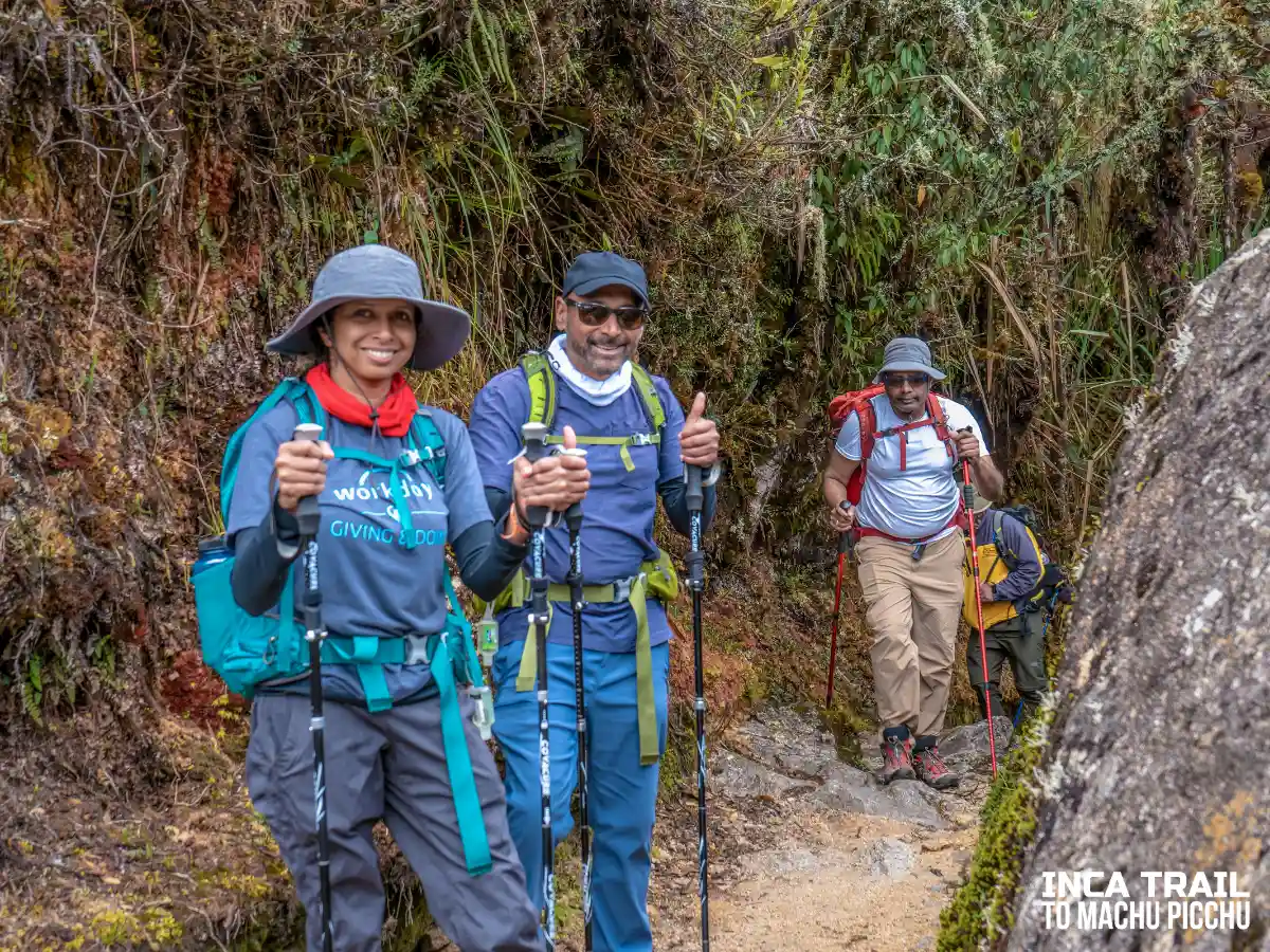 Tourists walking the Inca Trail route│Turistas recorriendo la ruta del Camino Inca.