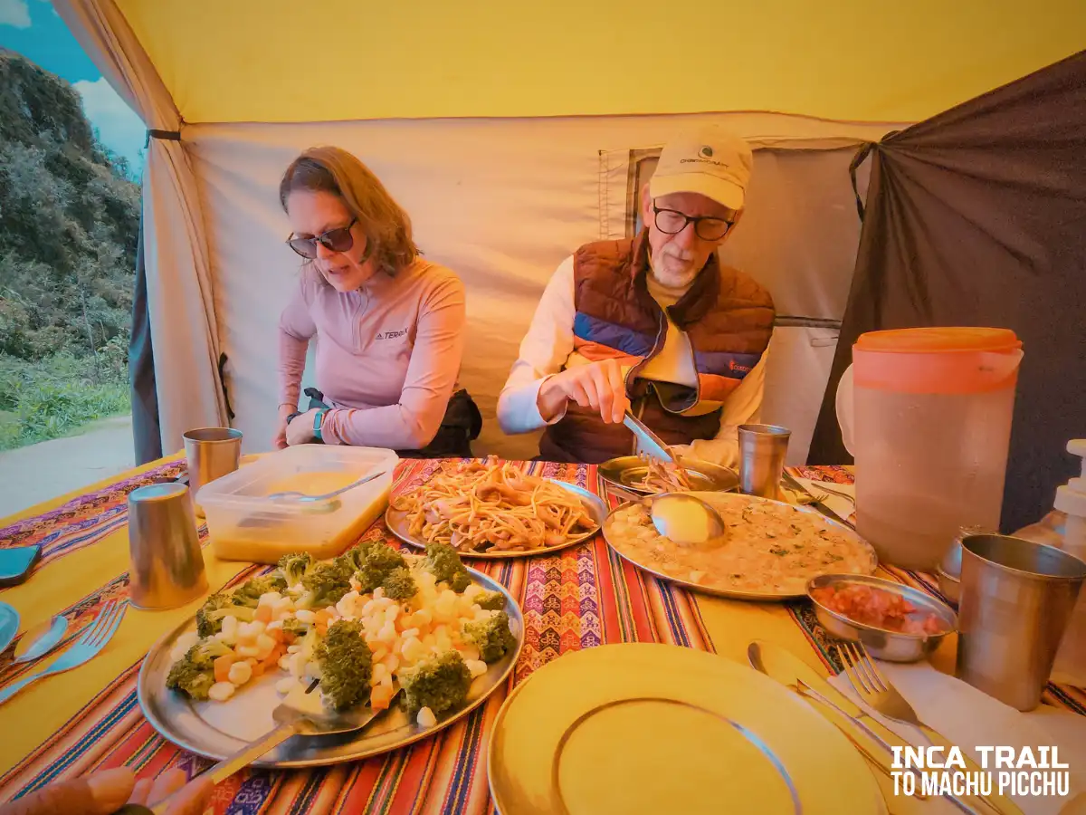 Tourists having lunch on the Inca Trail│Turistas almorzando en el Camino Inca