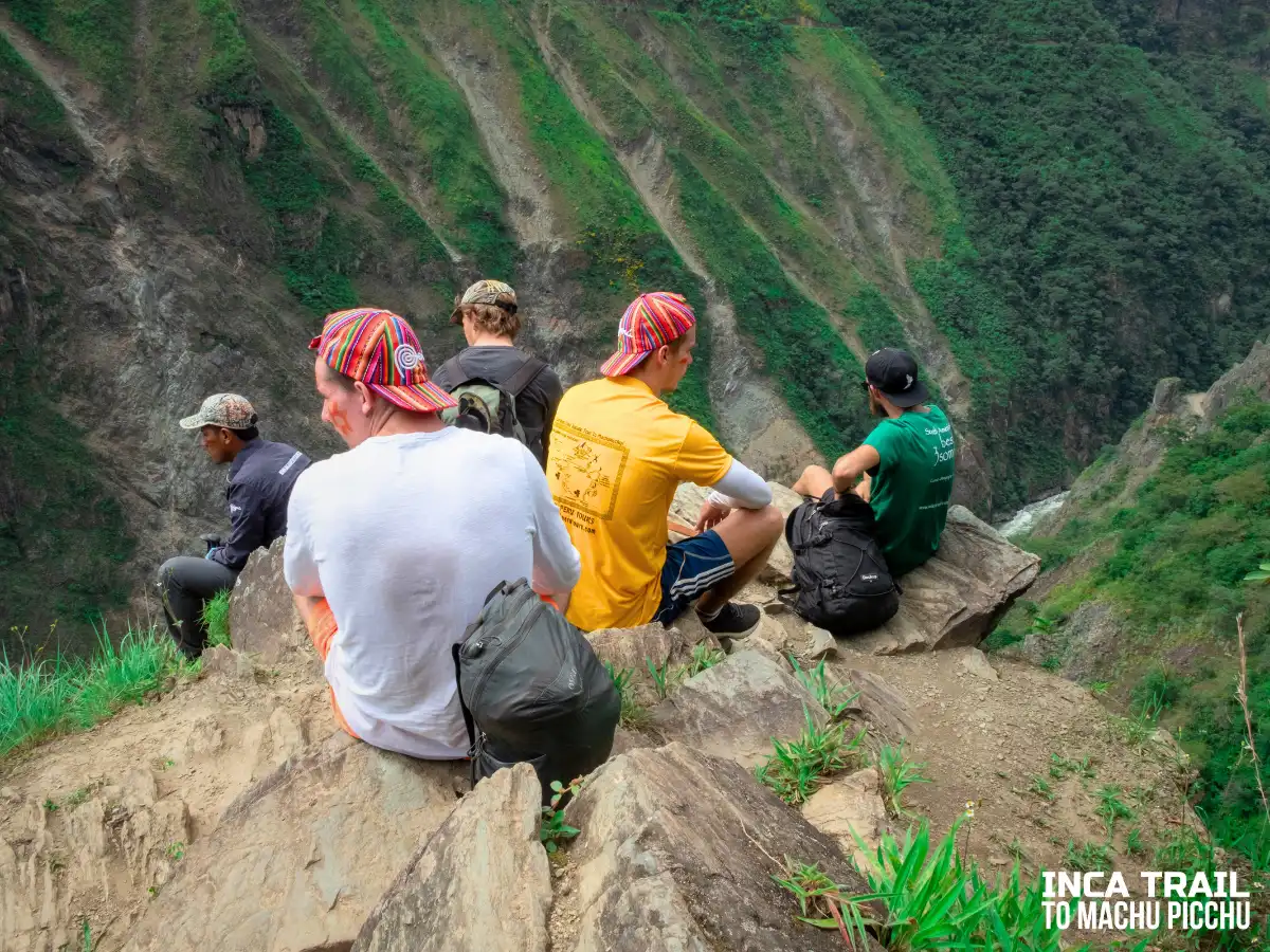 Tourists on the Inca Jungle route│Turistas en la ruta del Inca Jungle
