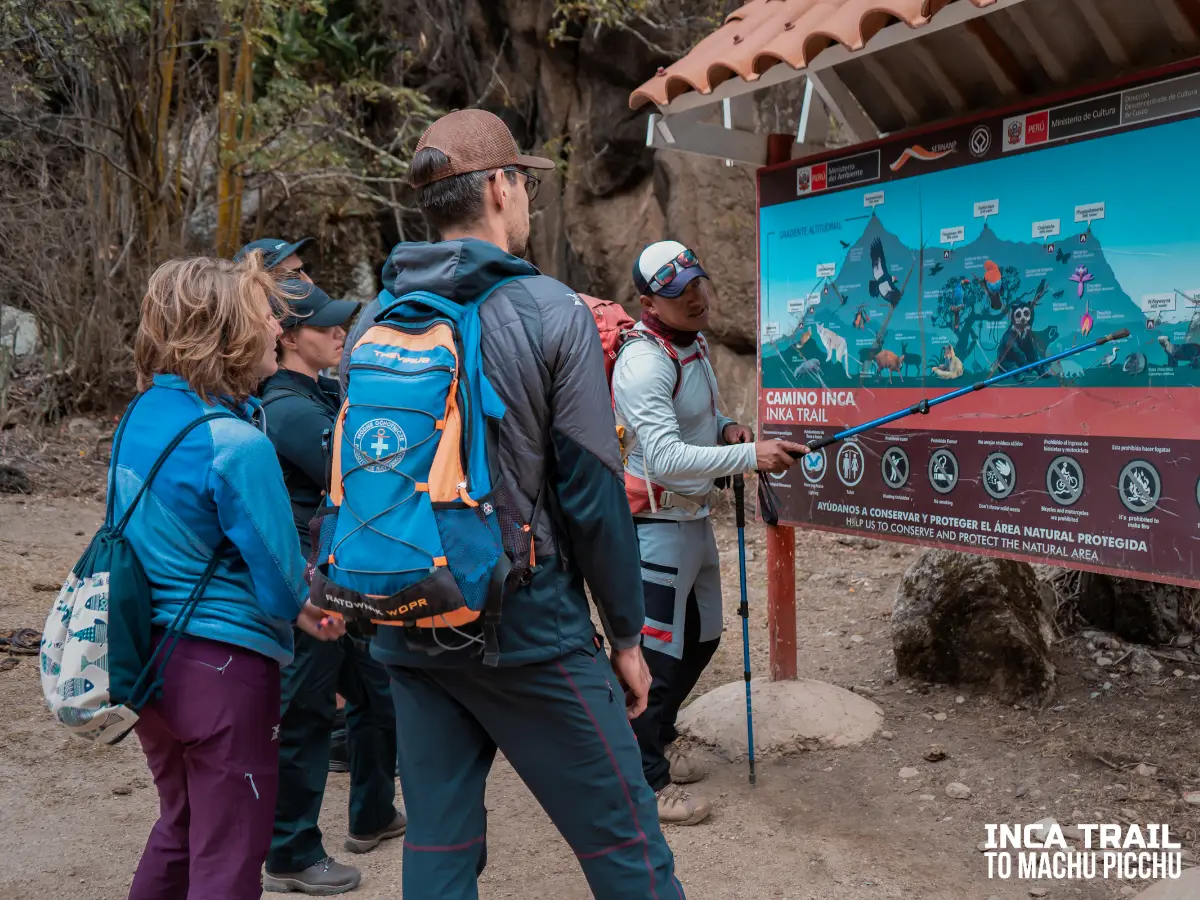 Guide providing information to tourists on the Inca Trail route│Guía brindando información a los turistas en la ruta del Camino Inca.