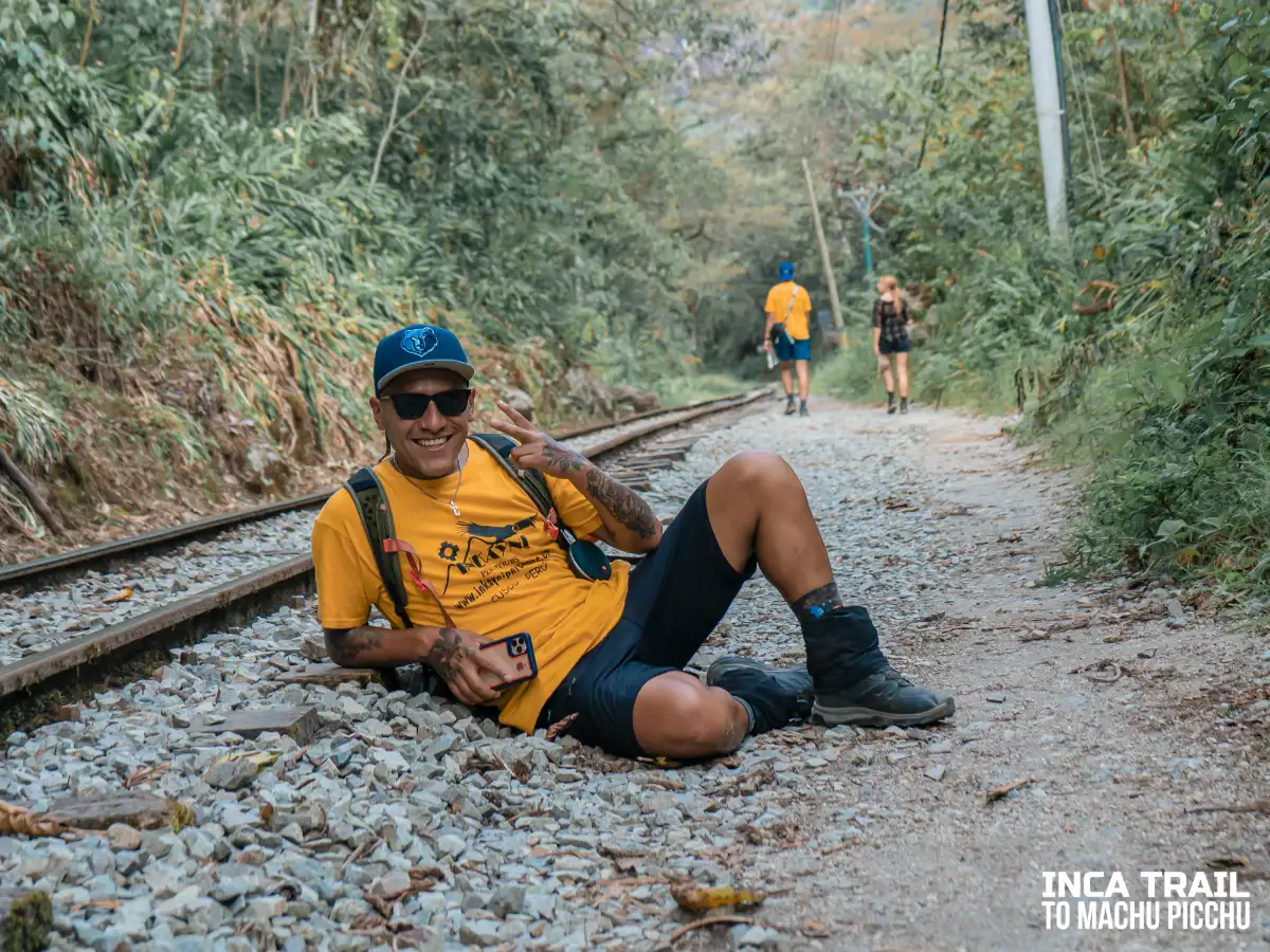 Tourists on the train tracks of the Inca Jungle route│Turistas en las rieles del tren de la ruta del Inca Jungle