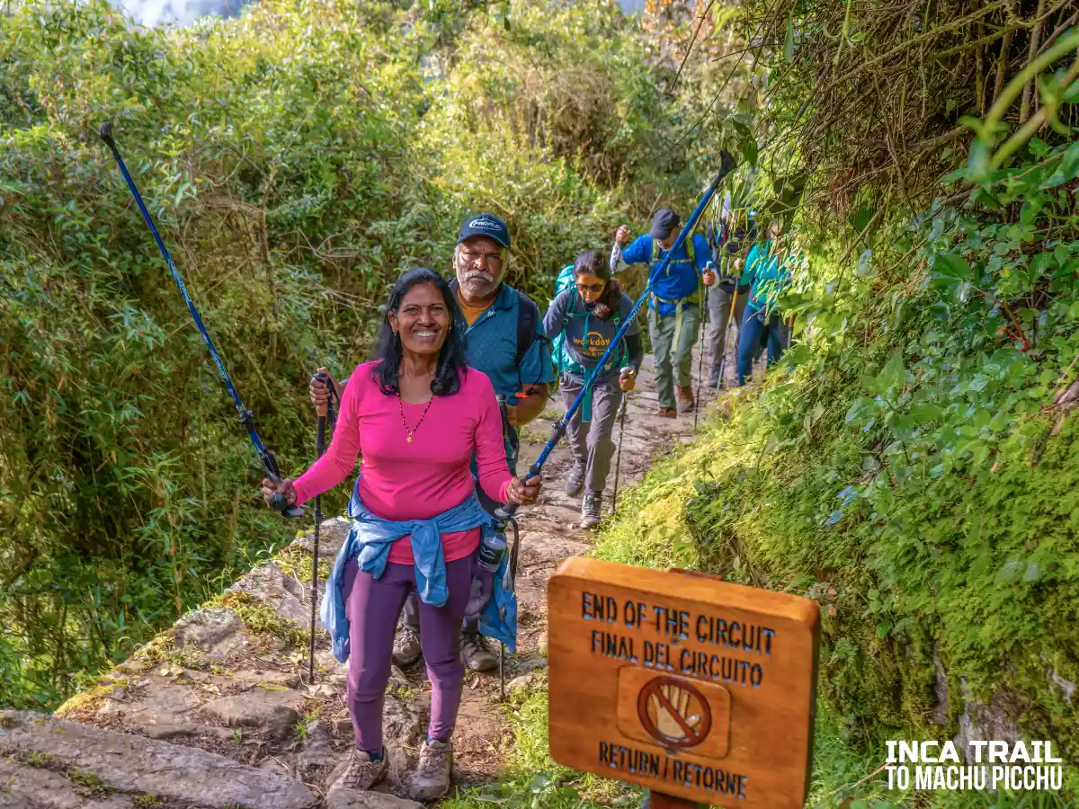 Tourists at the end point of the Inca Trail│Turistas en el punto final del camino inca.
