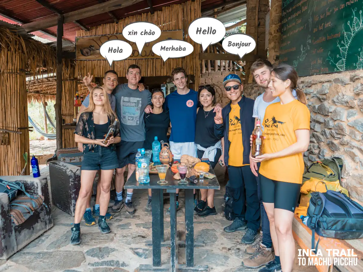 Tourists on the Inca Jungle Trail│Turistas en la ruta del Inca Jungle.