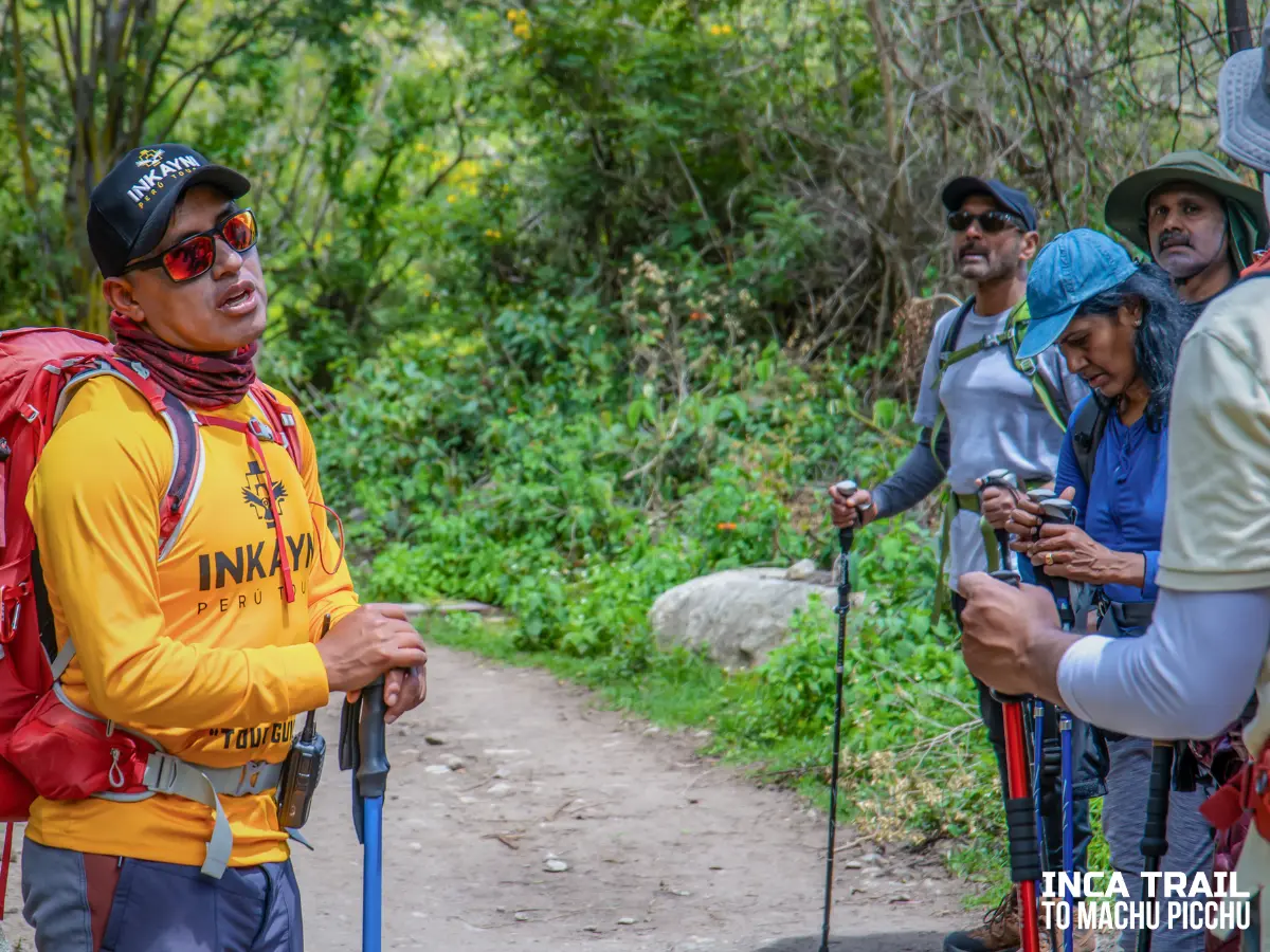 Guide providing safety instructions on the Inca Trail│Guía proporcionando instrucciones de seguridad en el Camino Inca