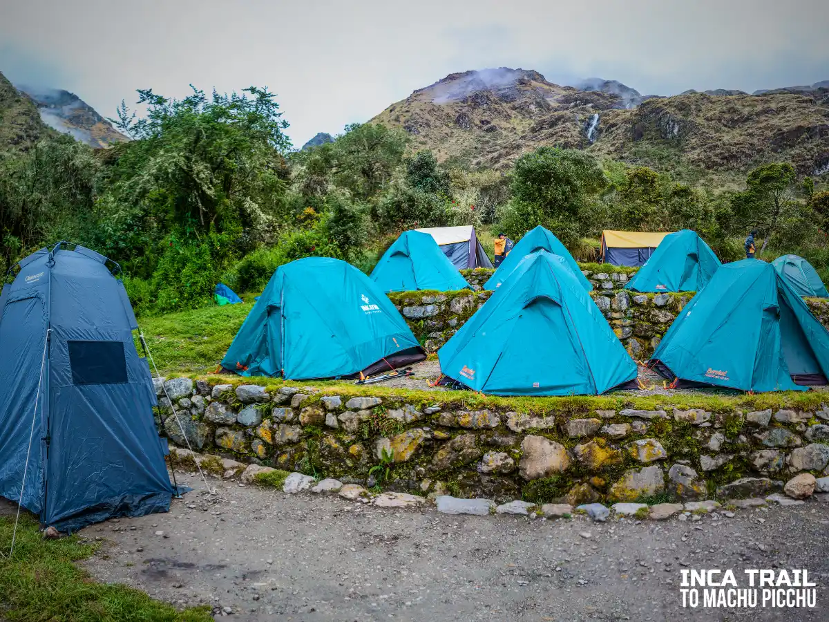 Camping tents on the Inca Trail route│Carpas de camping en la ruta del Camino Inca